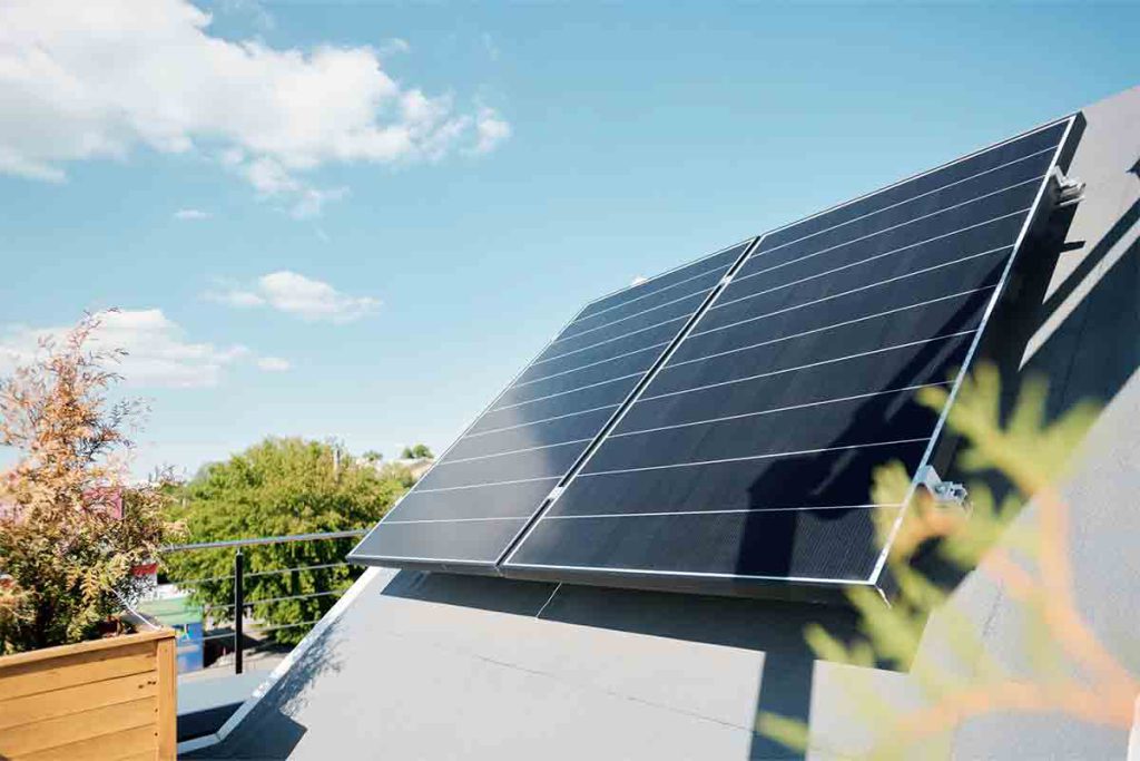 پنل خورشیدی نصب شذه بر روی سقف خانه