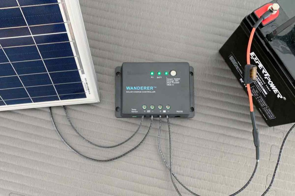 پنل خورشیدی که به شارژ کنترلر متصل شده است